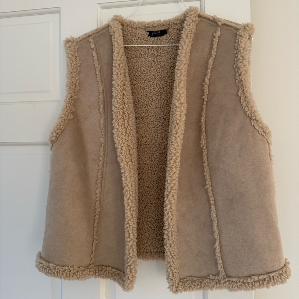 Yest fur vest size US 6 or M made in Netherlands NWOT